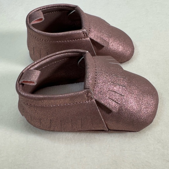 NWOT Baby Girl Rose Gold Metallic Fringe Moccasins Size 9-12M - Picture 4 of 7